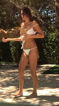 काले बाल वाली और सुनहरे बालों वाली एक दूसरे को चोदती हैं