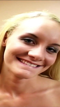 Blond chuda nastolatka Leah potajemnie uderzyła mocno przyrodniego brata