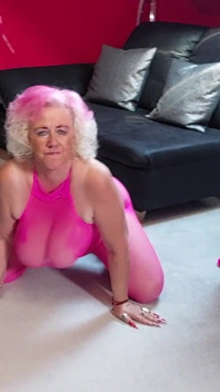 Une mamie rose doigte sa chatte dégoulinante suce un gode baveux