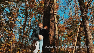 SweetAndFlow: Kongkek si cantik dengan pantat besar di dalam hutan semasa...