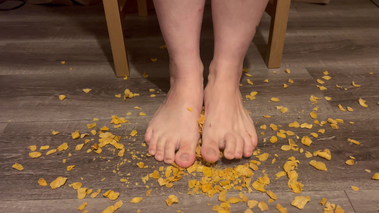 EeveeXo: Харчовий хрускіт - наступити на злаки з босими ногами asmr