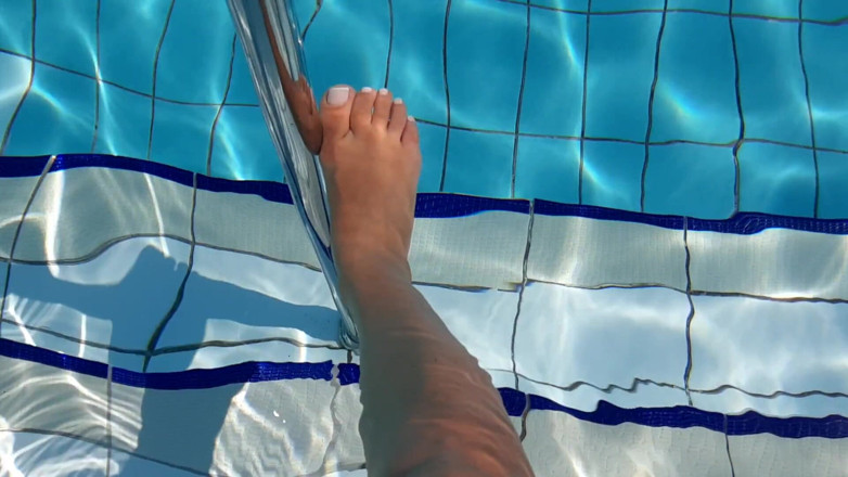 Fetish intimmedia: Piedi caldi giocano in piscina