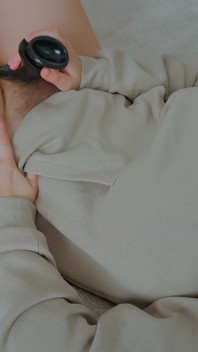 Pawg orta yaşlı seksi kadın bitkilerini sulıyor ve amını sularken hayalini kuruyor.