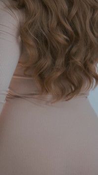 Pulchna milf masturbuje się na stojąco