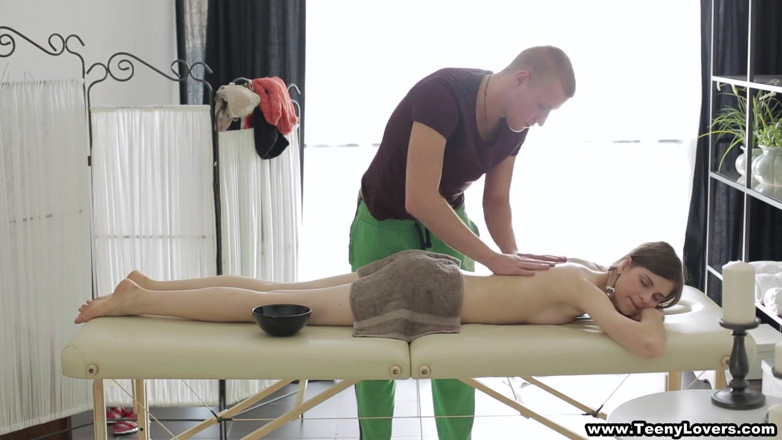 Teeny Lovers: Un massage érotique réveille le désir
