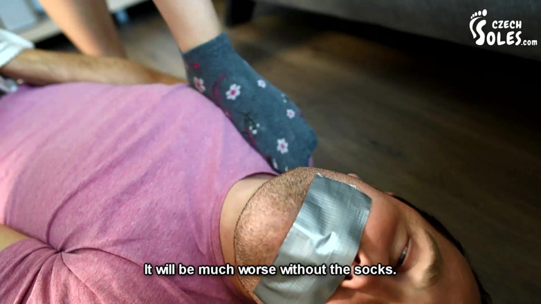 Czech Soles - foot fetish content: Çift ayaklı hakimiyet, çiğneme ve ayak kokulu