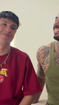 Il Twink Con Un Grande Cazzo Maneggia Il Papà Tatuaggio Senza Preservativo Con Un Grosso Cazzo