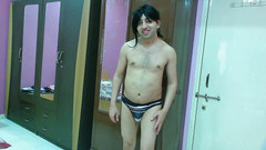 Cute & Nude Crossdresser: Sexy sissy crossdresser Sweet Lízátko se líbá v zrcadle pouze...