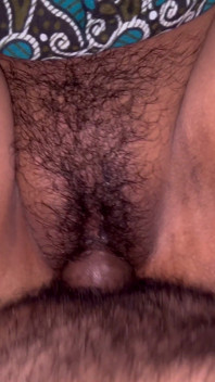 Compañero de cuarto indio me folla duro en misionero y luego tira de mi pelo mientras folla