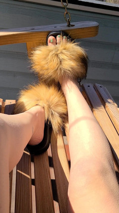 Raven Willow: Jarní nohy Furry Slides