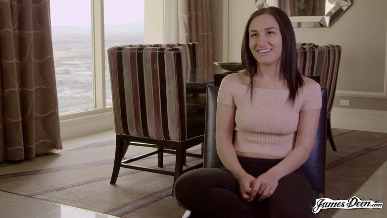 James Deen: ガブリエラ・パルトロヴァが毛深い猫を舐める