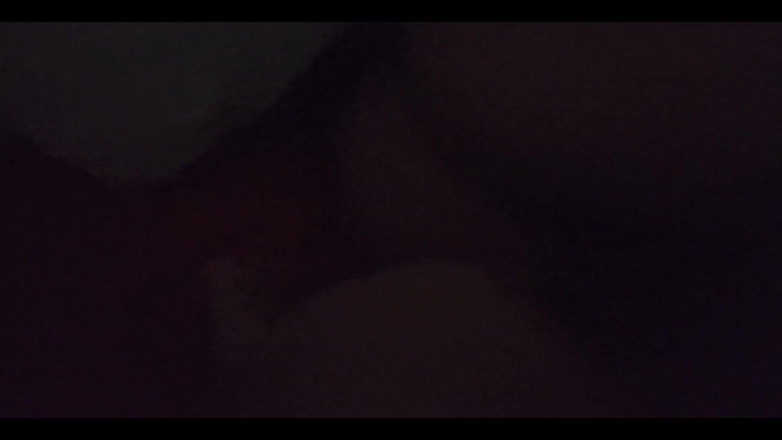 Karmicoxv: Morbid starý muž vstoupí do pokoje své ženy a nahrává ji