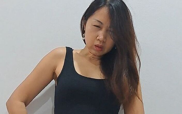 Cherry Thai: Đi tiểu tuyệt vọng nghiêm trọng trong chiếc váy mini...