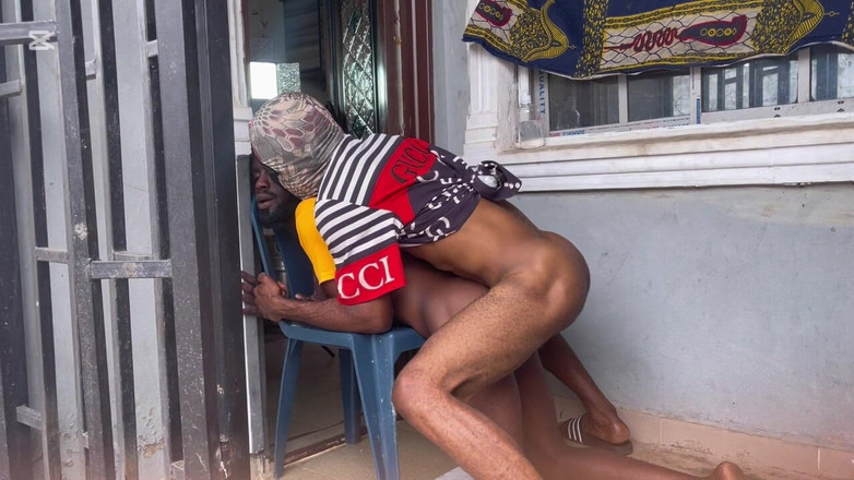 Chief_daddyy: M-a invitat când nimeni nu era acasă