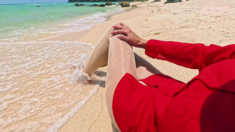 Shiny teens: 906 блискучих колготок на пляжі