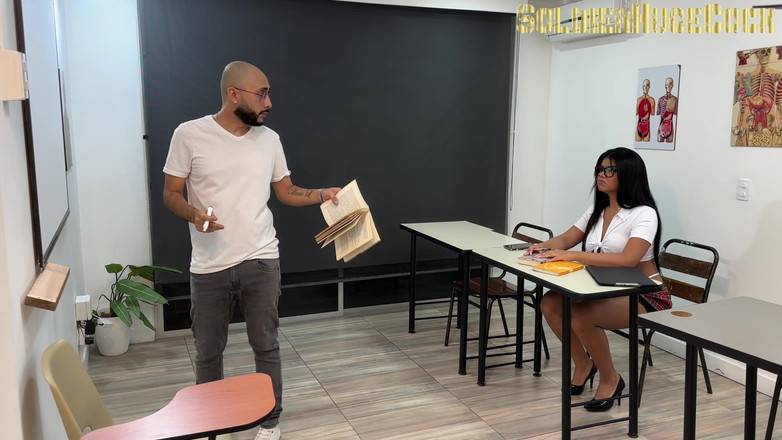 SoldierHugeCock: Geile studente verleidt leraar door hem haar pornovideo's te laten...