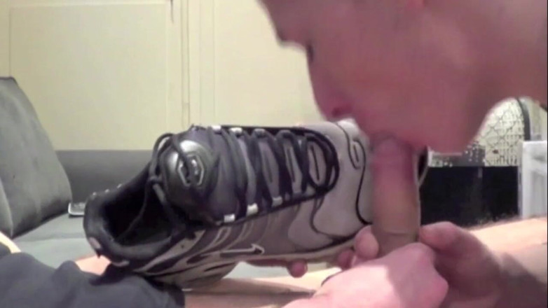 Sneaker gay: Sumisión de pies y follada por chico escamoso