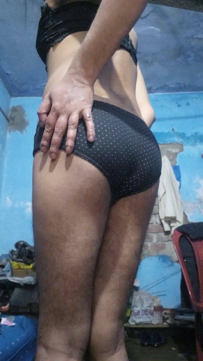 Lustyizlife: युवा भारतीय बहिन फेमबॉय अपनी सौतेली बहन की ब्रा और पैंटी पहने हुए