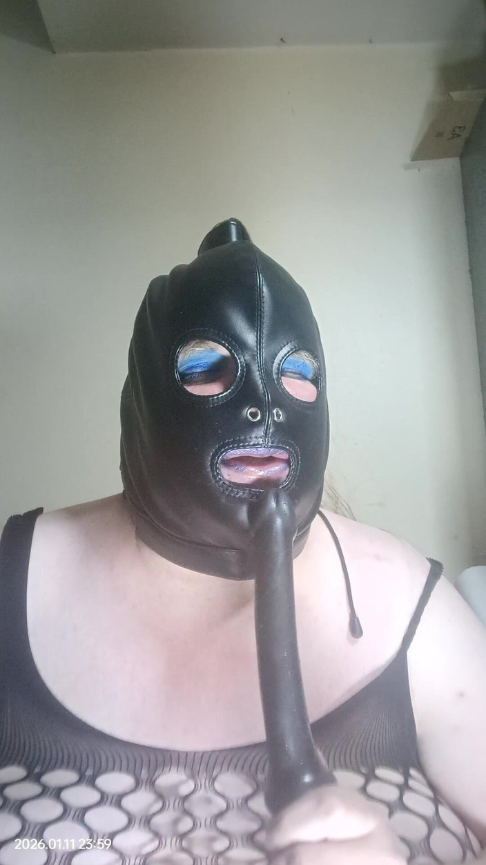 Stephanie-Nicole-TV: Grandota tv chupa consolador y golpea sus mejillas también