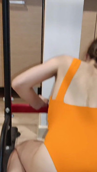 Pumpad fitta kommer på stor dildo