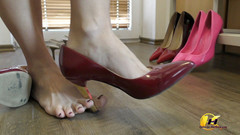 Katerina Hartlova: Милфа Катерина играет с обувью