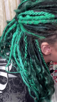 Gotik evli kadın ağzıyla arka arkaya iki kez taşaklarımı emiyor