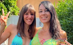 Aksi hot lesbian adeline lafouine yang lagi asik fisting pantat bahenolnya pakai dildo ukuran XL