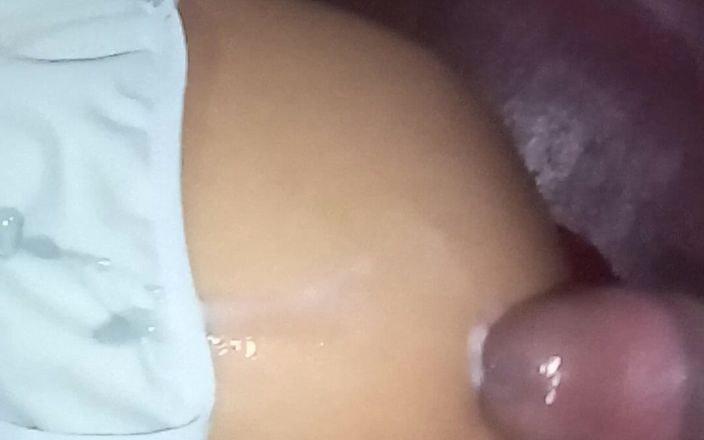 madusanka115: Mi chica extendió su trasero de par en par y...