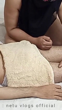 Điều trị cơ thể bằng cách mát-xa gợi cảm bằng cách sara cọ xát bộ ngực to xinh đẹp của cô ấy