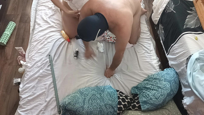 Mirsur: Förspel I Sovrummet Med Ett Amatörpar. Amatör MILF Gör Naken...