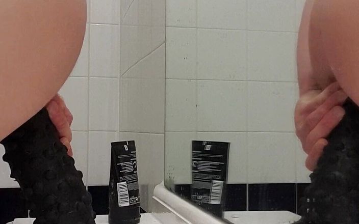 Cagedwarrioruk: Carl Cagedwarrior bere obrovské černé dildo v hotelové koupelně se zrcadlovým...