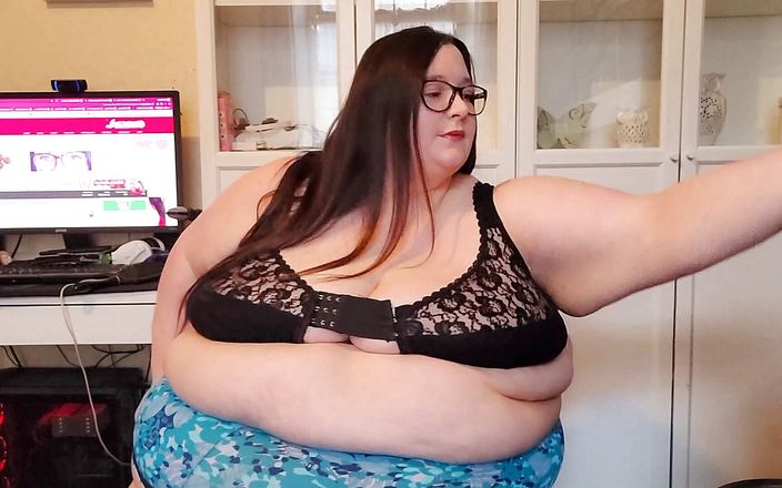 SSBBW Lady Brads: Stripping to my underwear