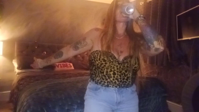 Kitty James: Manic dançando mijou minhas calças