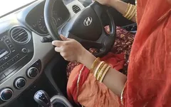 कार चला रही कॉलेज छात्रा भाभी को गाड़ी चलाना सिखाते हुए कार ड्राइविंग क्लास में ले गई