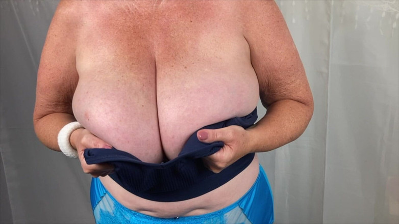 Mr MF: Señora pies maduros quitando su suave frenillo parte 2
