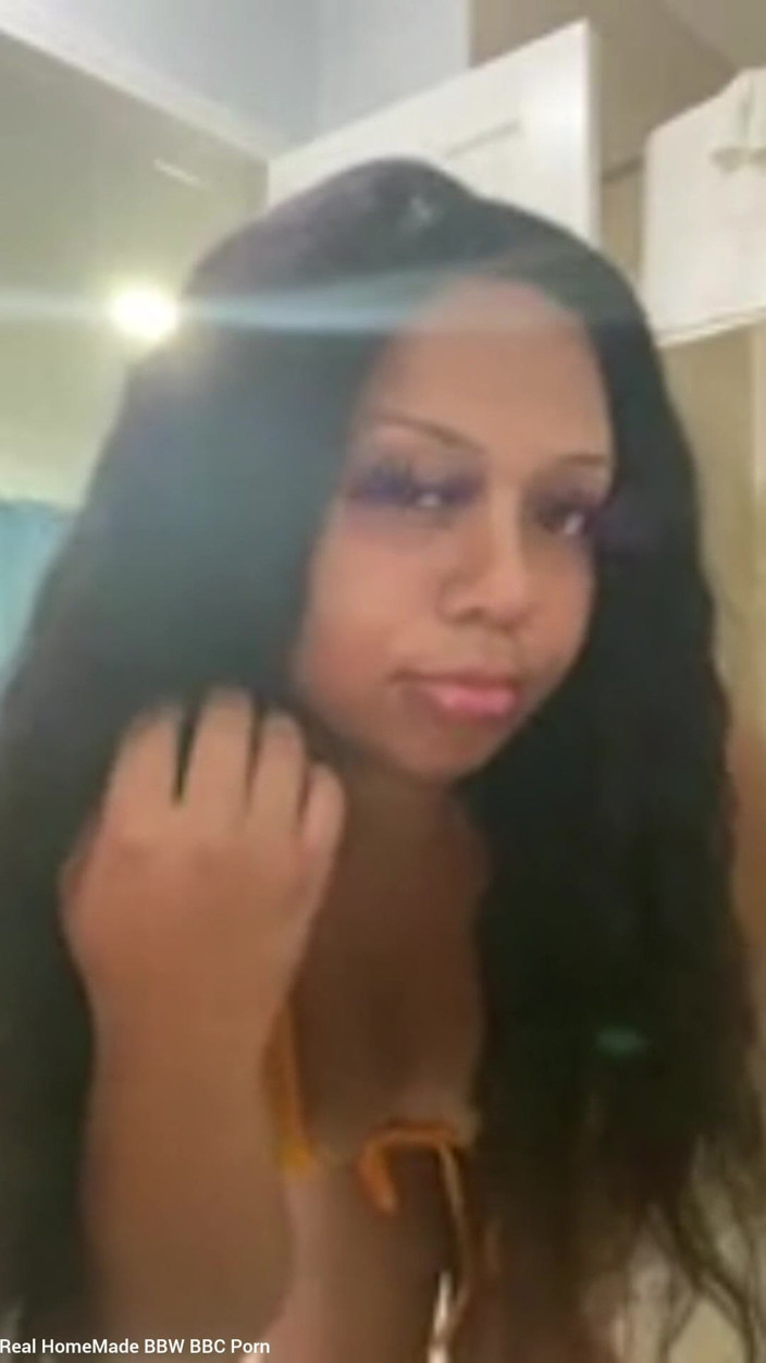 Super sexy ebony cuties: 穿着性感的比基尼姿势摇晃我的屁股