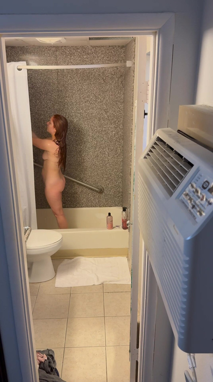 LilRedKinkQueen: Tóc đỏ cởi quần áo và tắm