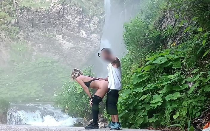 Sportynaked: Incrível foda debaixo de uma cachoeira
