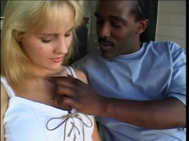 First Black Sexperience: La bella rubia traviesa Rebecca Starr disfruta de ser tirada...
