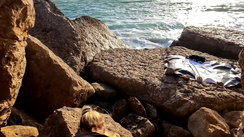MaskCouple: Buceta espremida com um pau gigante à beira-mar!