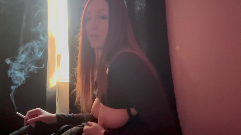 Artemisia Love: Fumando una sigaretta gioco con dildo con grandi tette