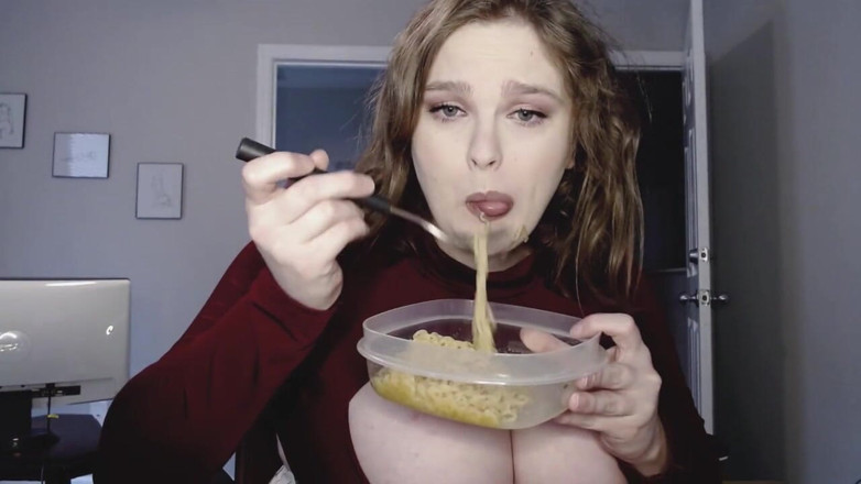 Emma Lilly: 4 minutes mukbang