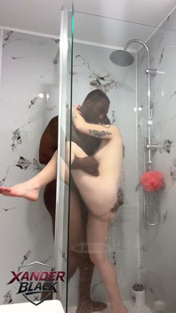 Während Wir Duschen, Haben Wir Einen Erstaunlichen Fick, Der Mit Einem Leckeren Cumshot Im Gesicht Endet
