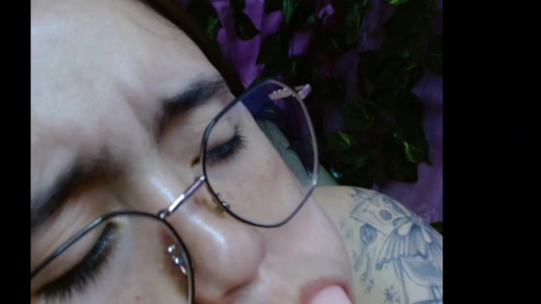 Dalyla: Han suger sin styvfars kuk