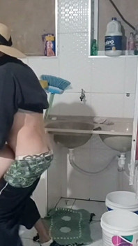 Nachbar in Kurzen Shorts Wäscht Die Wäsche!