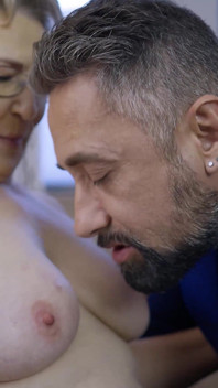 Büyükanne Ilse 20 yaşındaki biri kadar ateşli, genç Arap aygırı tombul vücudunu seviyor