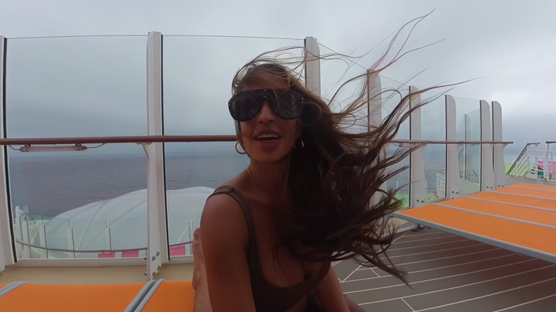 Miss Lexa: O curvă mascată este futută pe balconul de croazieră