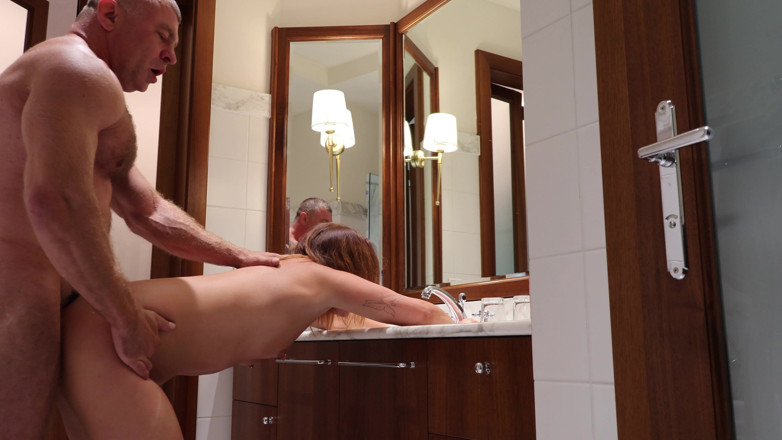 Laura Dee: Az önce beni kullandı: korunmasız banyo dölleme ve sızıntı - kıllı orta...