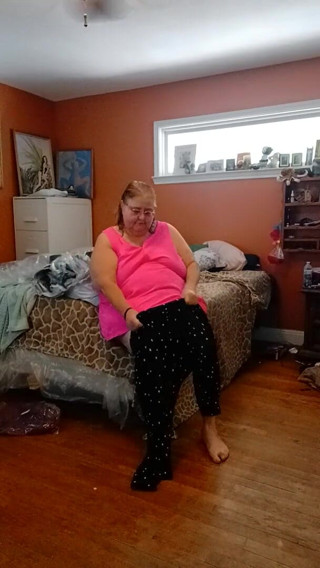 BBW nurse Vicki adventures with friends: Me estoy poniendo bragas rosa top rosa y lindos pantalones...