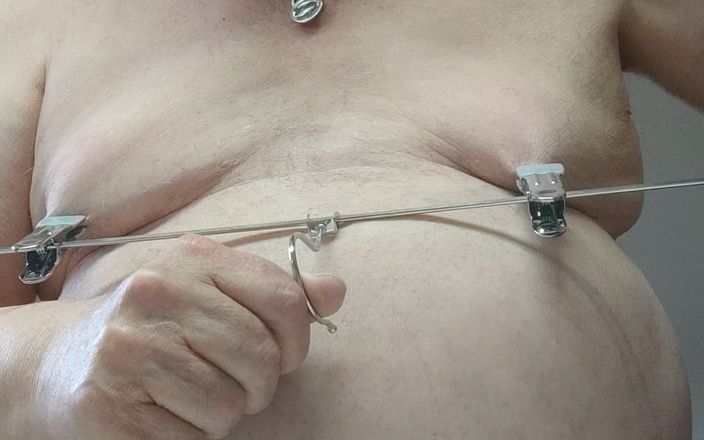 Karlchengeil: 내 가슴을 때리고 젖꼭지를 꼬집는 헤비